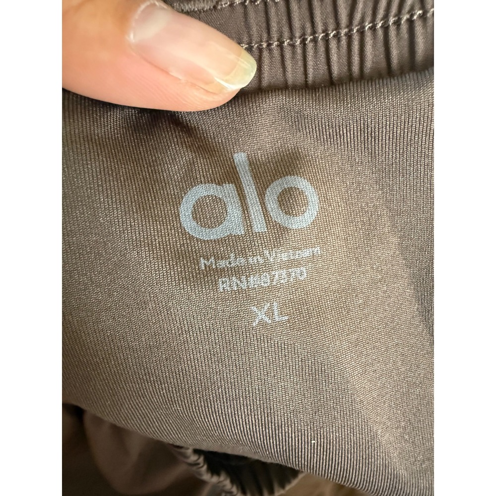 Alo Yoga Mens Performance 2 in 1 Shorts Espresso Brown XL Zip Pockets Liner - Picture 4 of 6